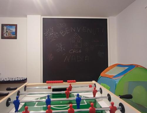 Sala giochi con biliardino, lavagna a parete e tanti giochi